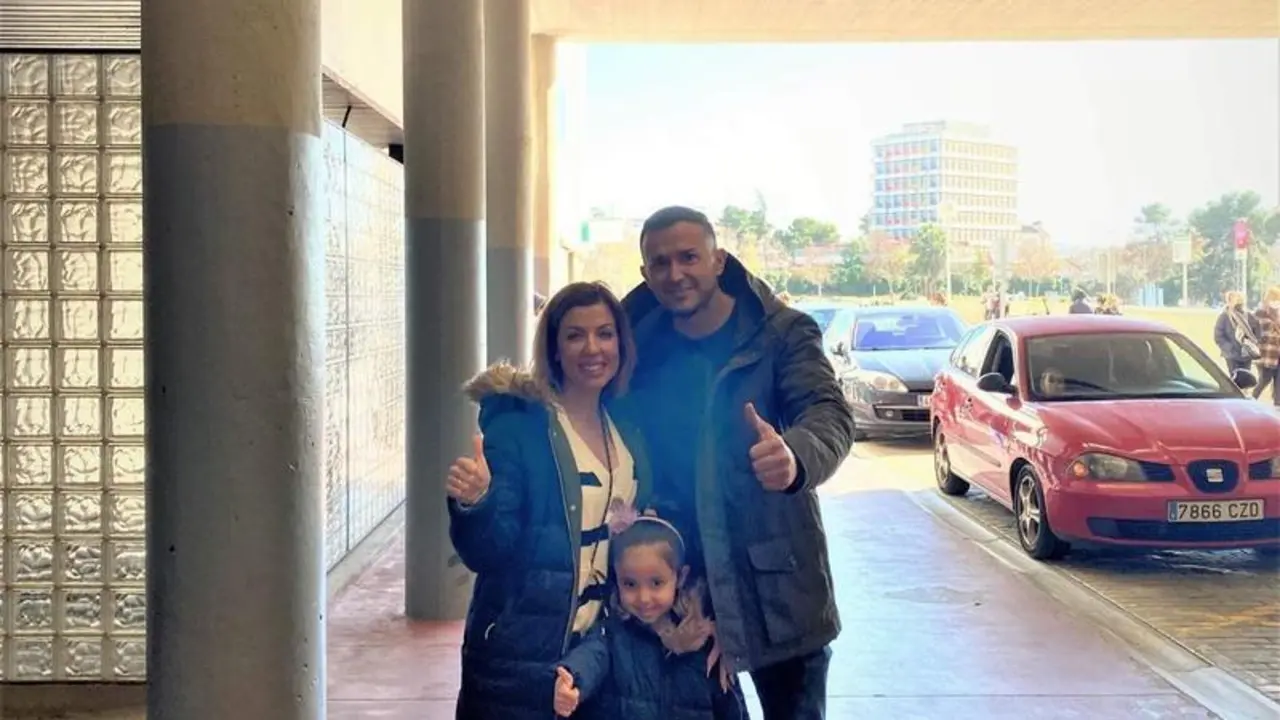  Sara junto a sus padres en la salida de urgencias pedi&aacute;tricas 