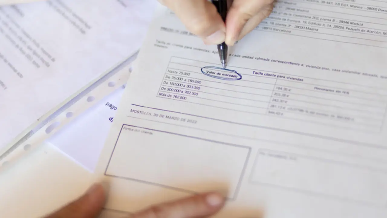  Archivo - Una mujer se&ntilde;ala el valor de mercado de la escritura de una hipoteca - Eduardo Parra - Europa Press - Archivo 