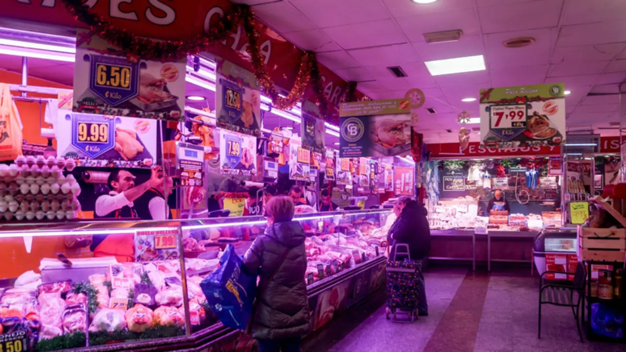  Archivo - Un pollero realiza sus &uacute;ltimas ventas en la tienda de comestibles &lsquo;Los Mares Alimentaci&oacute;n&rsquo;, - Ricardo Rubio - Europa Press - Archivo 