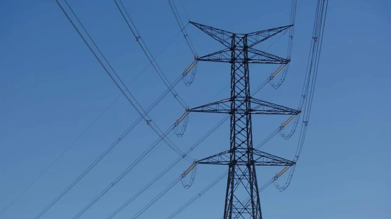  Vista de una torre de alta tensi&oacute;n 