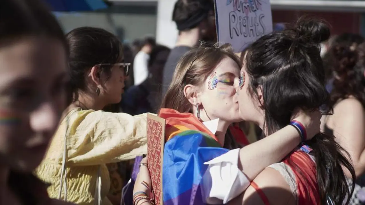  Dos personas se besan durante una manifestaci&oacute;n por el Orgullo LGTBI 