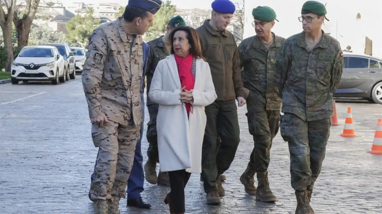  La ministra de Defensa, Margarita Robles, en una visita a los militares ucranianos que reciben instrucci&oacute;n y adiestramiento en las instalaciones de Toledo Training 