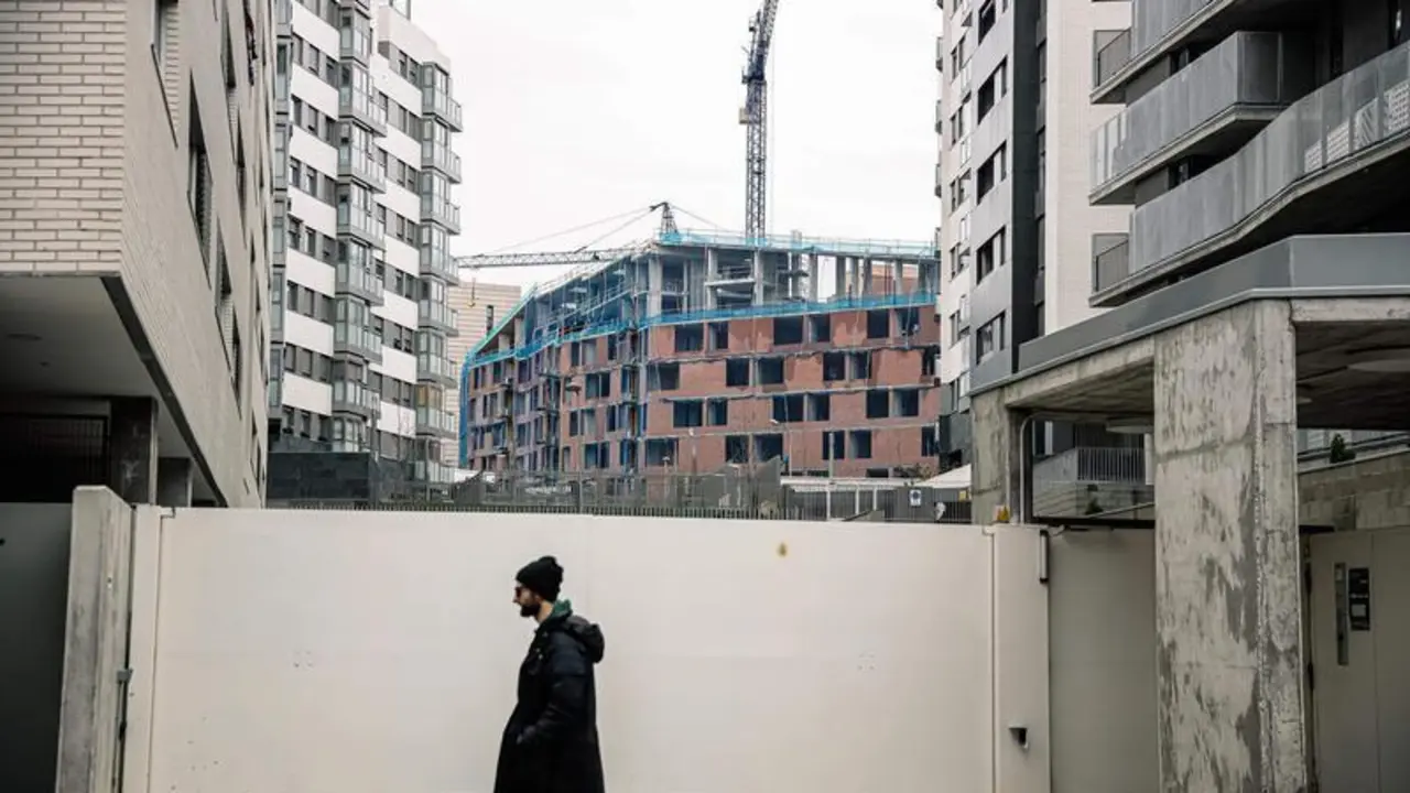  Un hombre pasa por delante de una obra, en construcci&oacute;n, parada por falta de suministros como el hormig&oacute;n, en Vallecas 