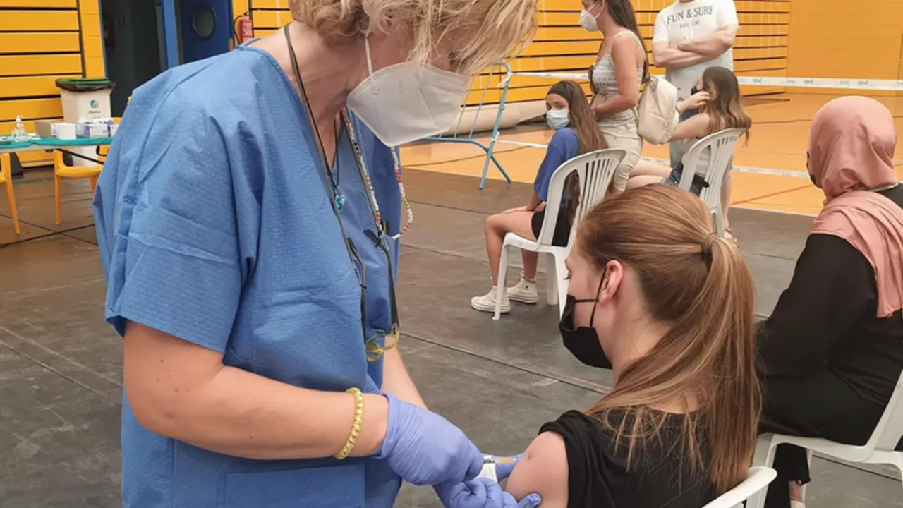  Archivo - Una enfermera administra una vacuna contra el covid-19 en un punto de vacunaci&oacute;n masiva del Distrito Sanitario Poniente, en Almer&iacute;a. - JUNTA DE ANDALUC&Iacute;A - Archivo 