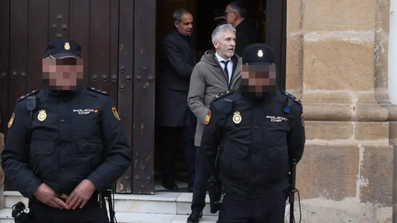  El ministro de Interior, Fernando Grande-Marlaska, saliendo de la iglesia de La Palma, en Algeciras - NONO RICO 