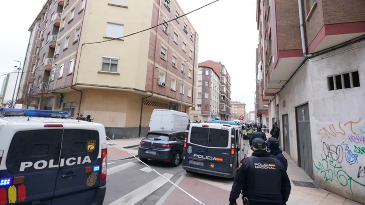  Furgones y agentes de la Polic&iacute;a Nacional en la calle Clavel, donde se ha detenido a un hombre por su presunta relaci&oacute;n con el env&iacute;o de las cartas explosivas, a 25 de enero de 2023, en Miranda de Ebro, Burgos, Castilla y Le&oacute;n, (Espa&ntilde;a). - I&ntilde;aki Berasaluce - Europa Press 