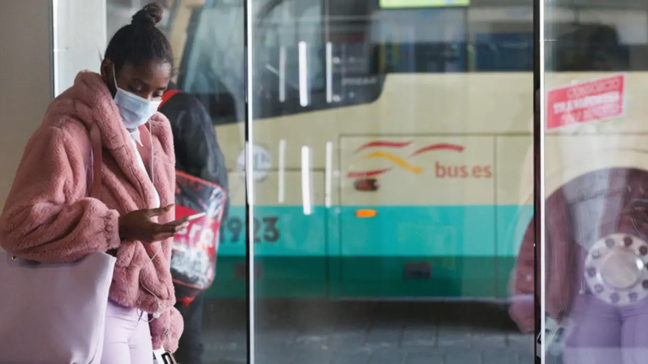  Una mujer espera en la estaci&oacute;n sur, a 26 de enero de 2023, en Madrid (Espa&ntilde;a). - Eduardo Parra - Europa Press 