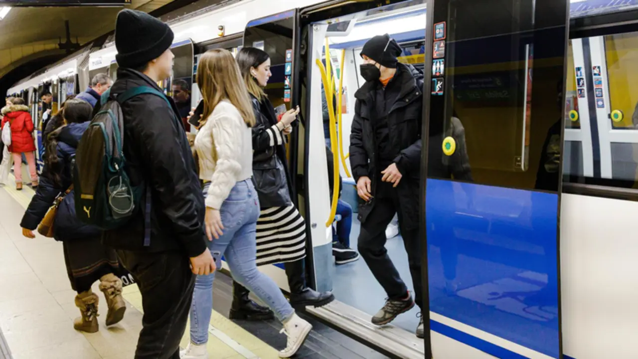  Varias personas suben y bajan de un metro en el and&eacute;n de la estaci&oacute;n de Metro de Callao, a 26 de enero de 2023, en Madrid (Espa&ntilde;a). - Carlos Luj&aacute;n - Europa Press 