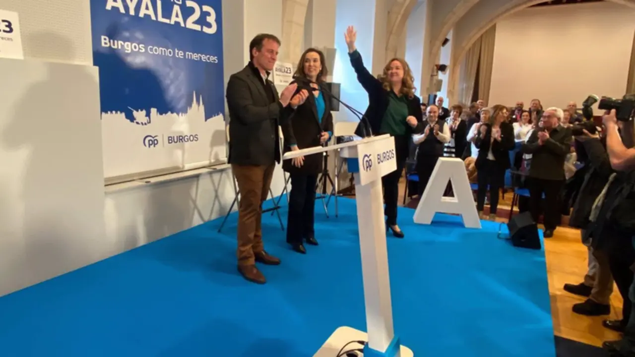  El presidente provincial del PP de Burgos, Borja Su&aacute;rez, la secretaria general del PP, Cuca Gamarra, y la candidata 'popular' a la Alcald&iacute;a de Burgos, Cristina Ayala. - EUROPA PRESS 