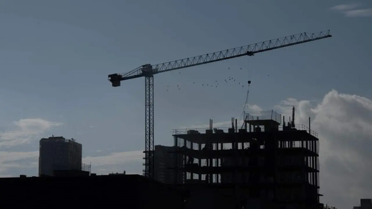  Una gr&uacute;a en una zona de obras, a 31 de diciembre de 2022, en Barcelona 