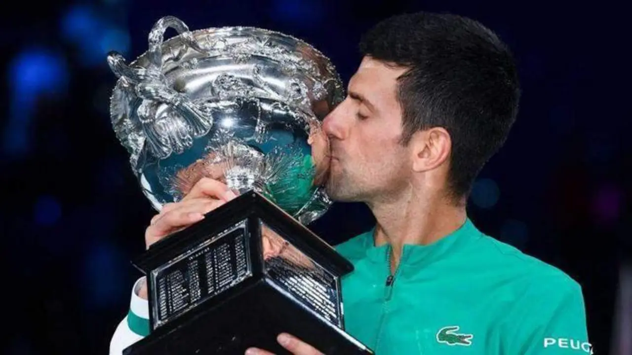  Novak Djokovic levantando su tercer Open de Australia 