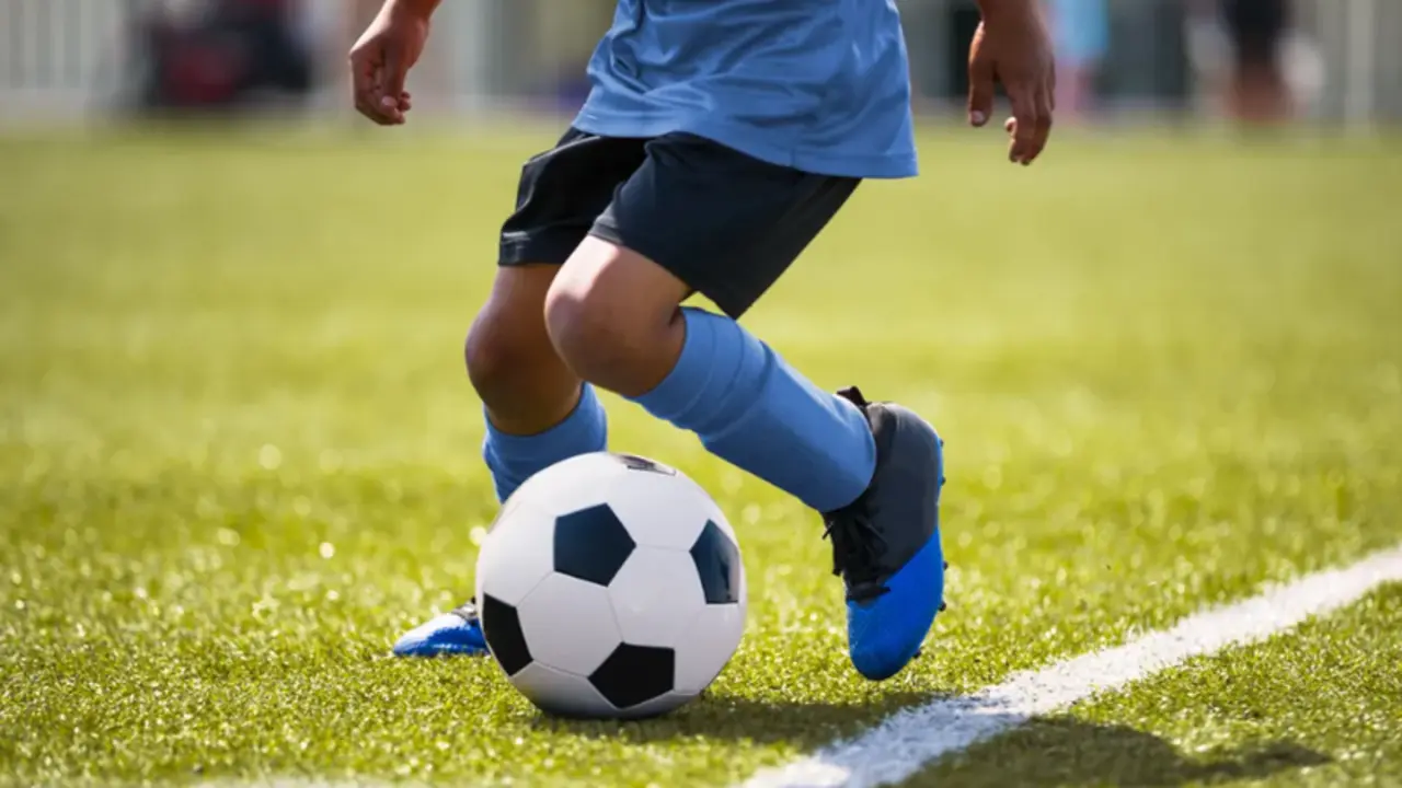  Menor jugando al f&uacute;tbol 