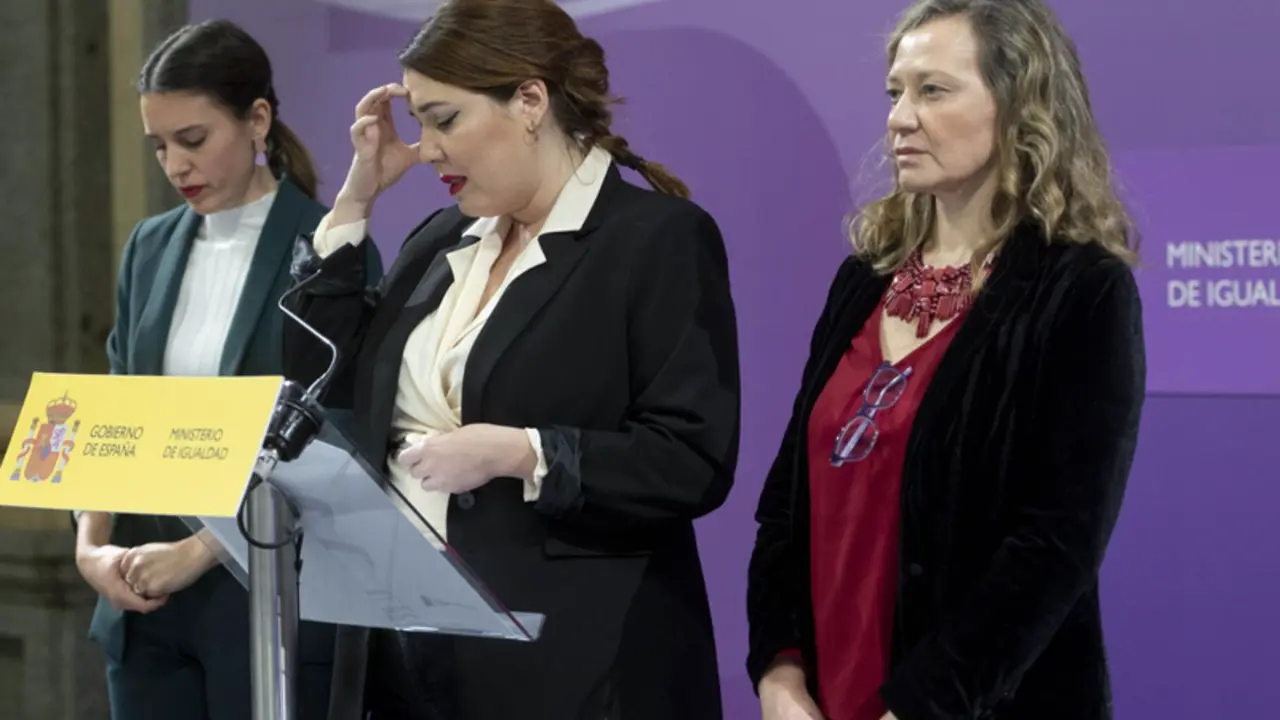  La secretaria de Estado de Igualdad, &Aacute;ngela Rodr&iacute;guez, junto a la ministra de Igualdad y la delegada del Gobierno contra la violencia de g&eacute;nero. - Alberto Ortega - Europa Press 