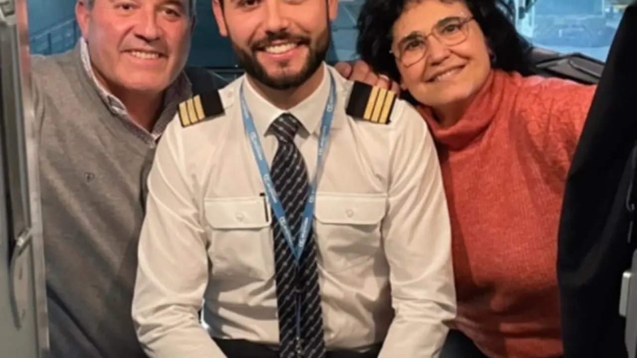  El piloto Jordi Jacas junto a sus padres en la cabina del avi&oacute;n - INSTAGRAM 
