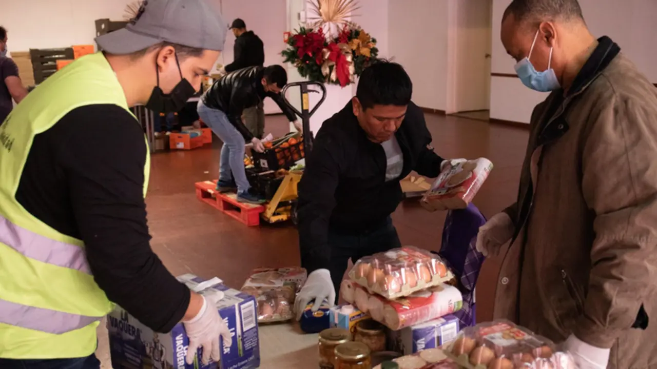  Archivo - Un voluntario entrega alimentos en la Asociaci&oacute;n Manos Hacia la Humanidad, a 15 de diciembre de 2022, en Madrid (Espa&ntilde;a). La Fundaci&oacute;n Banco de Alimentos de Madrid facilit&oacute; en 2021 alimentos a 562 entidades, en un total de 80 municipios, atendie - Rafael Bastante - Europa Press - Archivo 