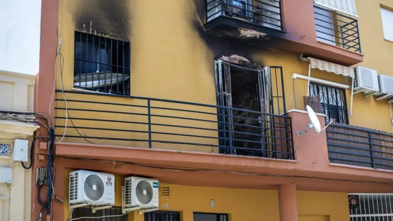  Detalle del inmueble en la que han fallecido tres personas y varias m&aacute;s resultan heridas en el incendio de una vivienda en Huelva. - A. P&eacute;rez - Europa Press 