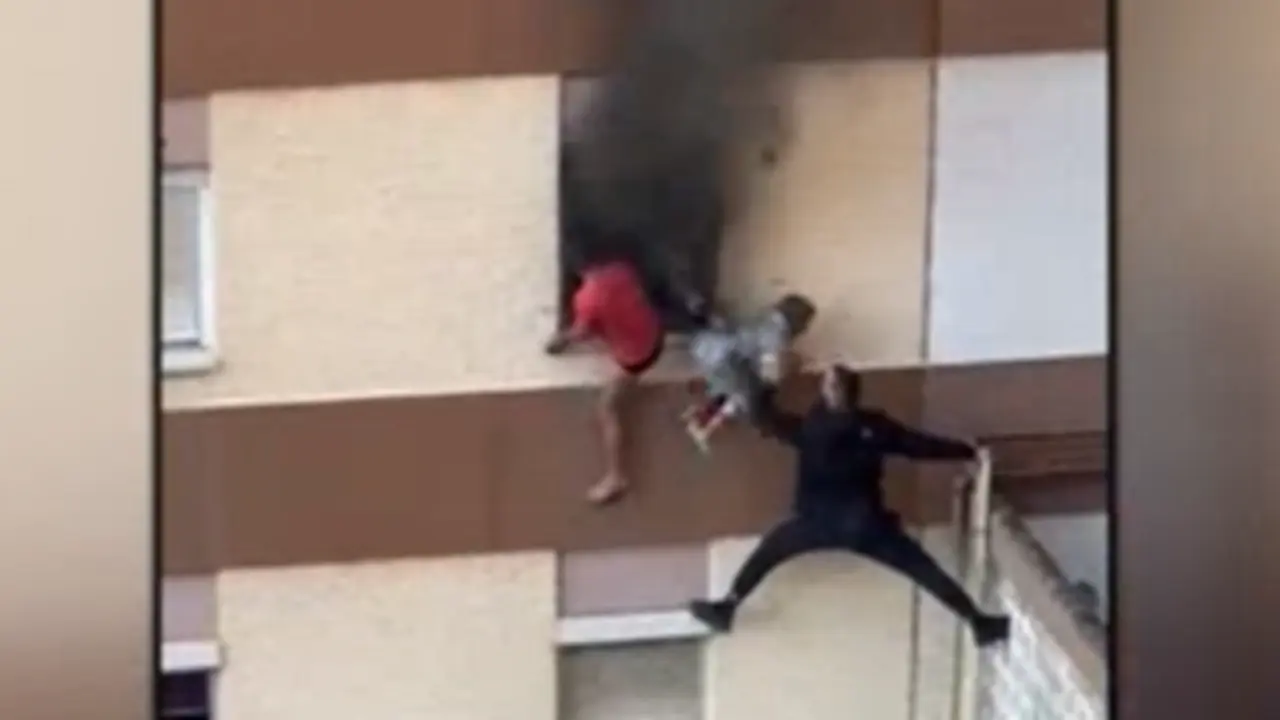  Los ni&ntilde;os fueron rescatados por la ventana evitando su intoxicaci&oacute;n 