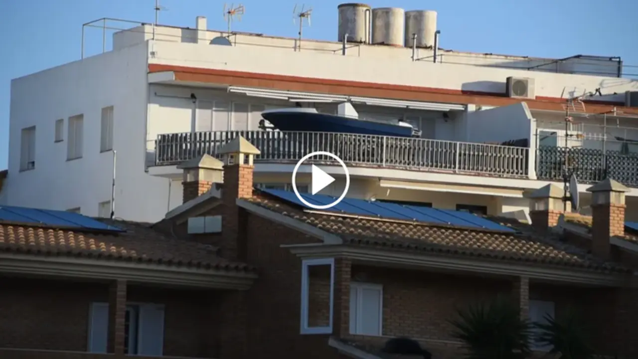  Lancha en una terraza de Menorca - Fotograf&iacute;a de Telecinco 