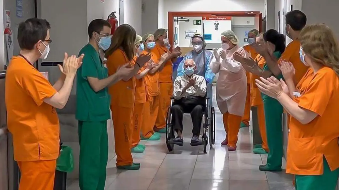  Hombre recibiendo el alta por Covid 