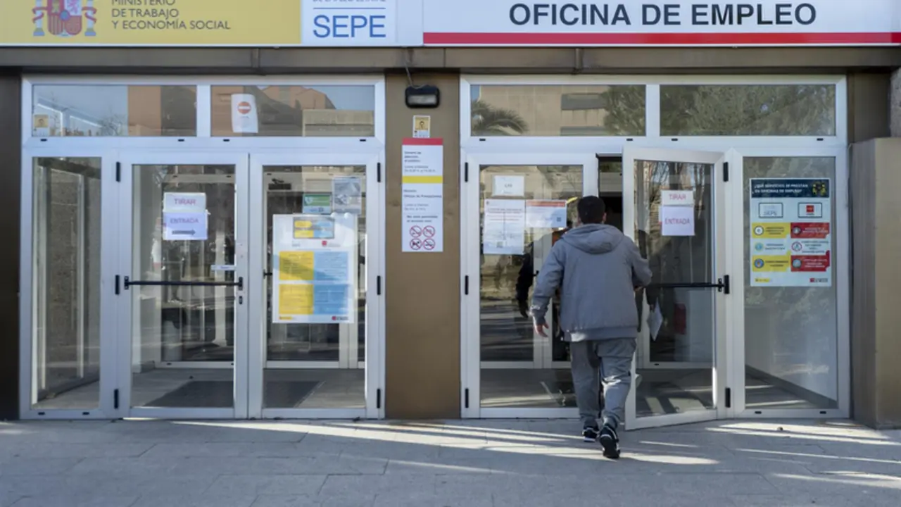  Un hombre entrando en una oficina de empleo - Alberto Ortega - Europa Press 