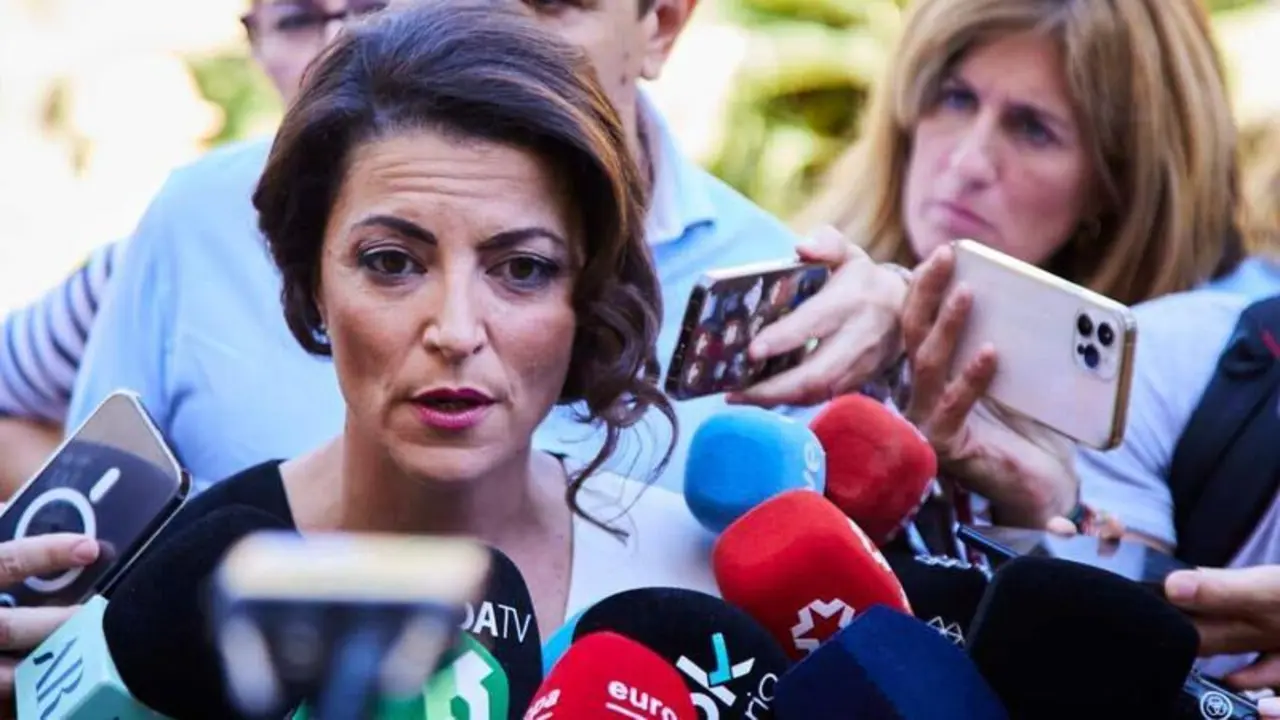  La ex diputada del grupo parlamentario VOX en Andaluc&iacute;a, Macarena Olona, atiende a los medios de comunicaci&oacute;n antes de acceder al hotel Alfonso XIII de Sevilla para participar en un acto de Club Rotary, a 26 de septiembre de 2022 en Sevilla (Andaluc&iacute;a, Espa&ntilde;a). La conferencia que pronunciar&aacute; Macarena Olona, bajo el t&iacute;tulo 'La defensa de los derechos y libertades a trav&eacute;s del Tribunal Constitucional: La inconstitucionalidad de los estados de alarma'. Una de la m&uacute;ltiples Conferencias que la ex dirigente de VOX esta dando a nivel nacional. 