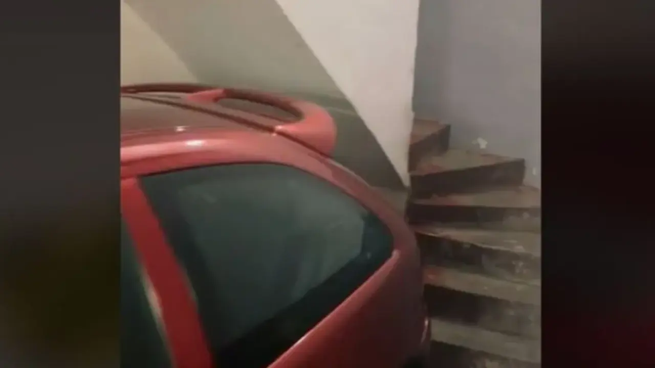  Coche aparcado en plaza peque&ntilde;a de garaje 