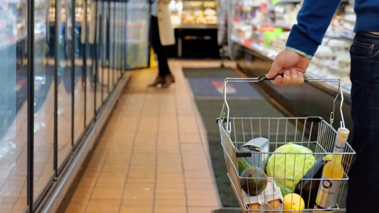  Archivo - Gente comprando en un supermercado con la cesta de la compra - NIELSENIQ - Archivo 