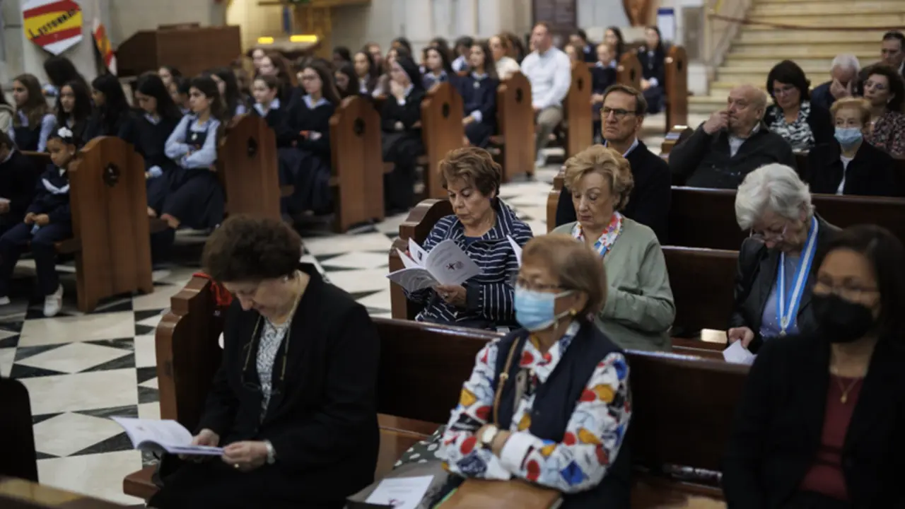  Archivo - Feligreses en una misa en la Catedral de La Almudena. - Alejandro Mart&iacute;nez V&eacute;lez - Europa Press - Archivo 