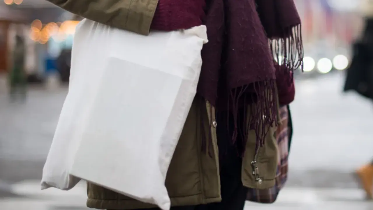  Una mujer con una bolsa 
