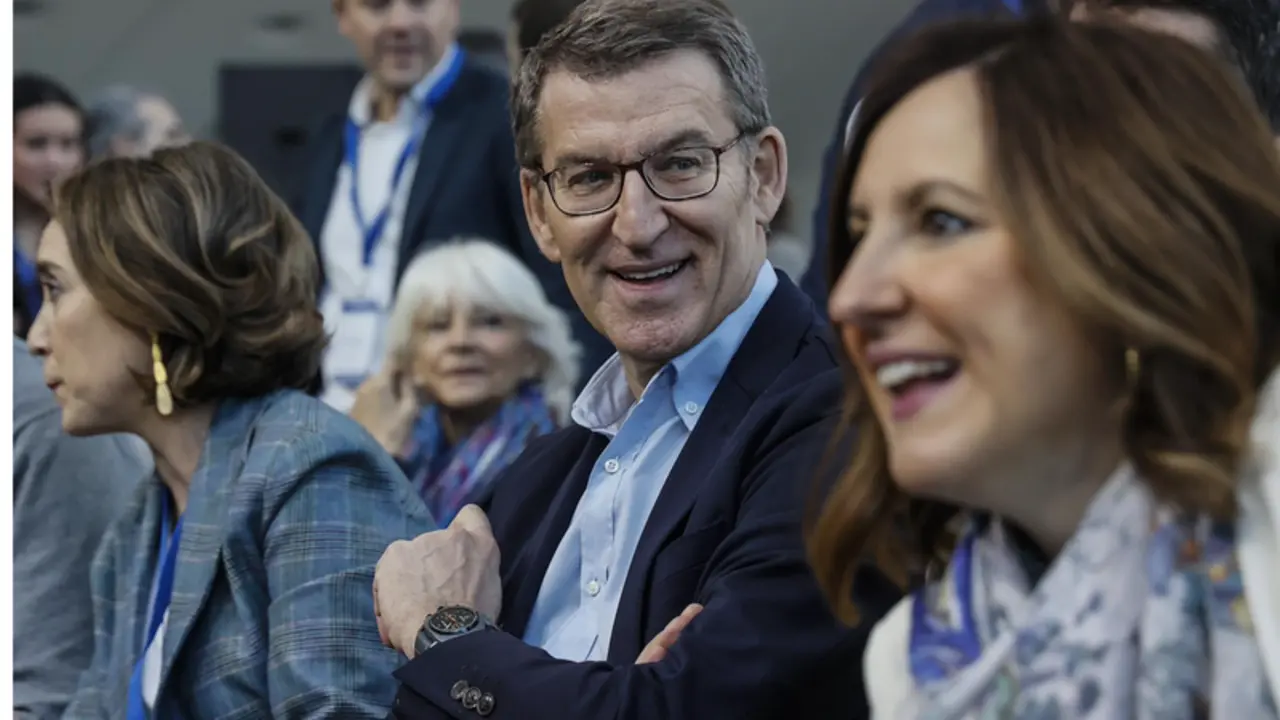  El presidente del Partido Popular, Alberto N&uacute;&ntilde;ez Feij&oacute;o, en la 26 Intermunicipal del Partido Popular (PP), junto a la secretaria general del PP, Cuca Gamarra, y la secretaria general del PPCV, Mar&iacute;a Jos&eacute; Catal&aacute;. - Rober Solsona - Europa Press 