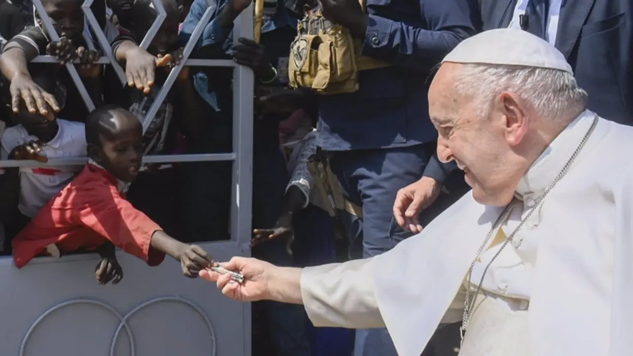  El Papa recibe una limosna por parte de un ni&ntilde;o en Sud&aacute;n del Sur - VATICAN MEDIA 
