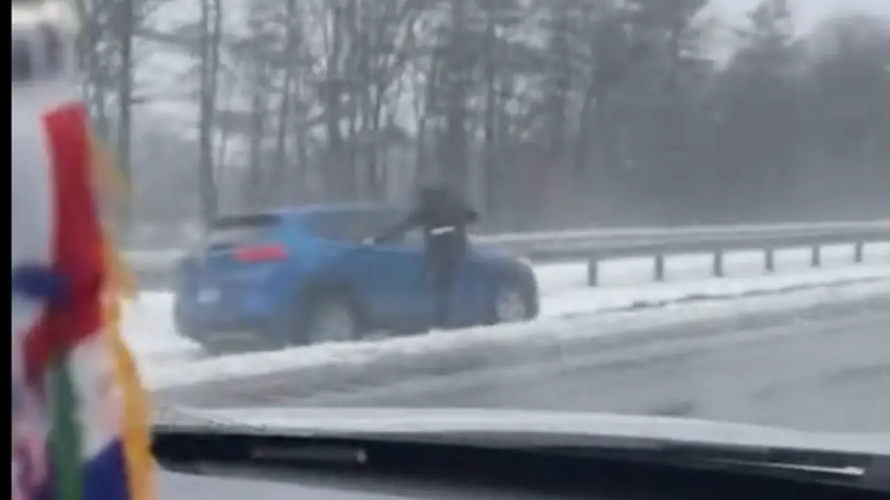  Coche detenido en por un hombre en la carretera. 