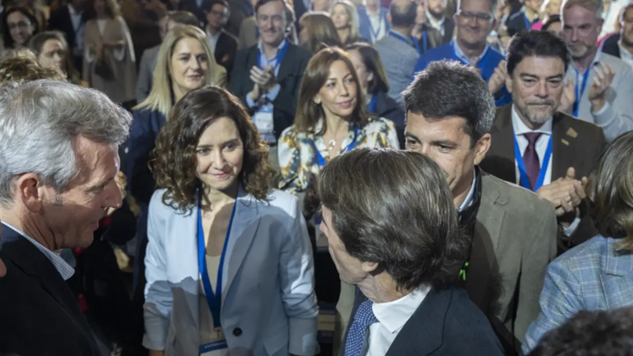  La presidenta de la Comunidad de Madrid, Isabel D&iacute;az Ayuso, junto con el expresidente del Gobierno Jos&eacute; Mar&iacute;a Aznar en la XXVI Intermunicipal del PP - JORGE GIL/EUROPA PRESS 