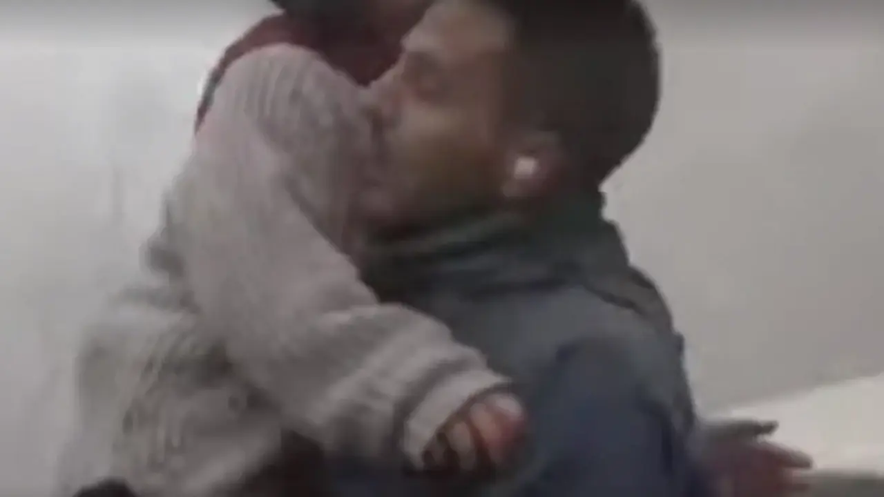  El periodista salvando a la menor del terremoto en Turqu&iacute;a 