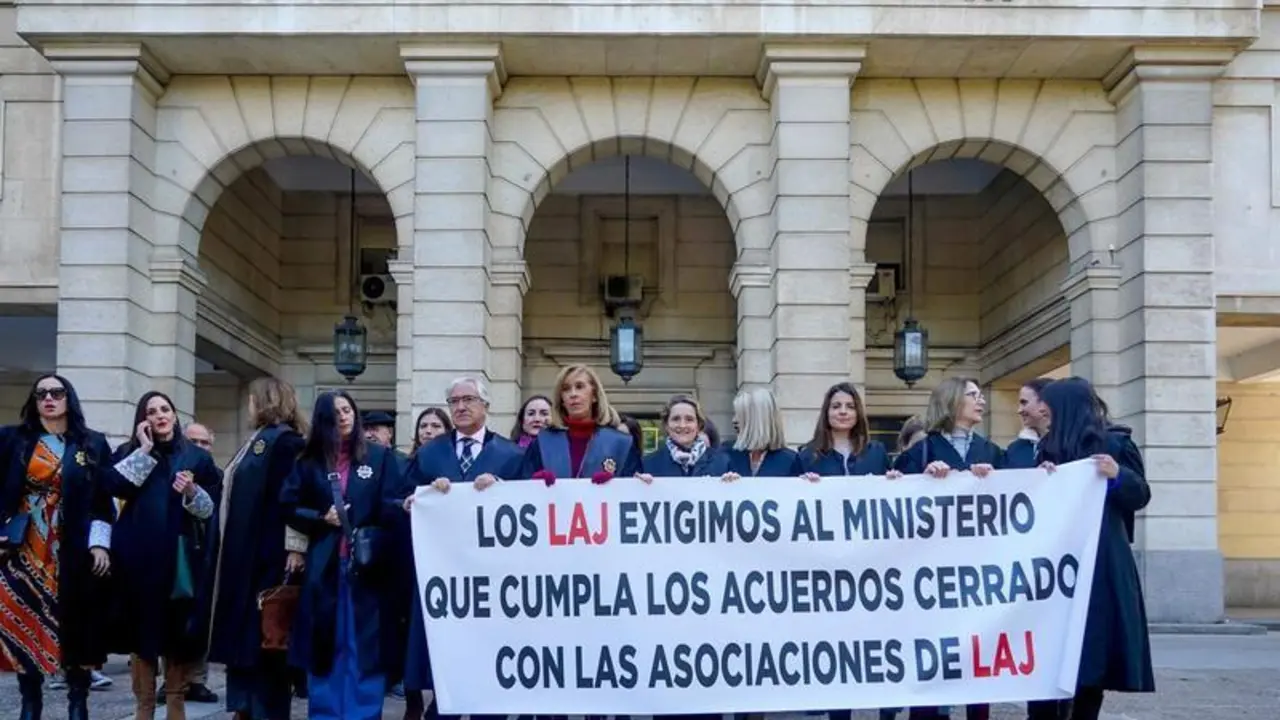  Concentraci&oacute;n de los letrados de la Administraci&oacute;n de Justicia (LAJ) con motivo de la huelga promovida entre el colectivo, a 06 de febrero del 2023 en Sevilla (Andaluc&iacute;a, Espa&ntilde;a). Letrados de la Administraci&oacute;n de Justicia (LAJ) se han concentrado en la A - Eduardo Briones - Europa Press 