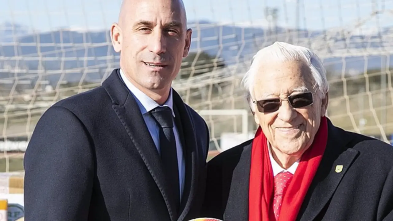  El presidente de la RFEF, Luis Rubiales, junto al fundador de la ONG Mensajeros de la Paz, el Padre &Aacute;ngel. - RFEF 