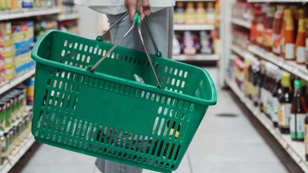  Persona comprando en el supermercado 