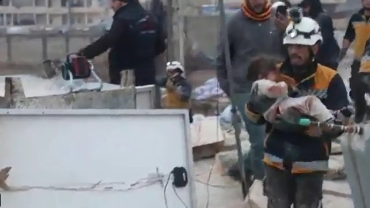 Momento en el que rescatan a una ni&ntilde;a en Siria tras los escombros del terremoto 