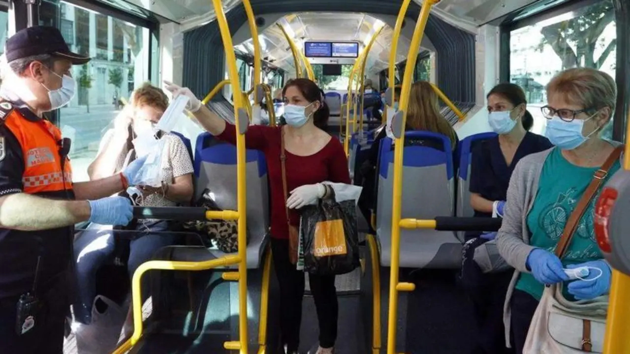  Personas usando el autob&uacute;s con mascarillas 