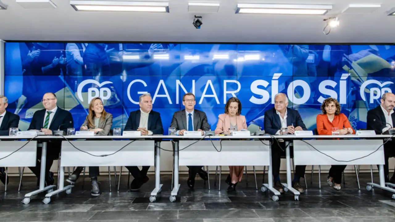  El presidente del Partido Popular, Alberto N&uacute;&ntilde;ez Feij&oacute;o (c), se re&uacute;ne antes de presidir el Comit&eacute; Ejecutivo Nacional del PP, en la sede nacional del PP, a 30 de enero de 2023, en Madrid (Espa&ntilde;a). Feij&oacute;o ha denunciado hoy que el jefe del Ejecutivo, Pedro S - Carlos Luj&aacute;n - Europa Press 