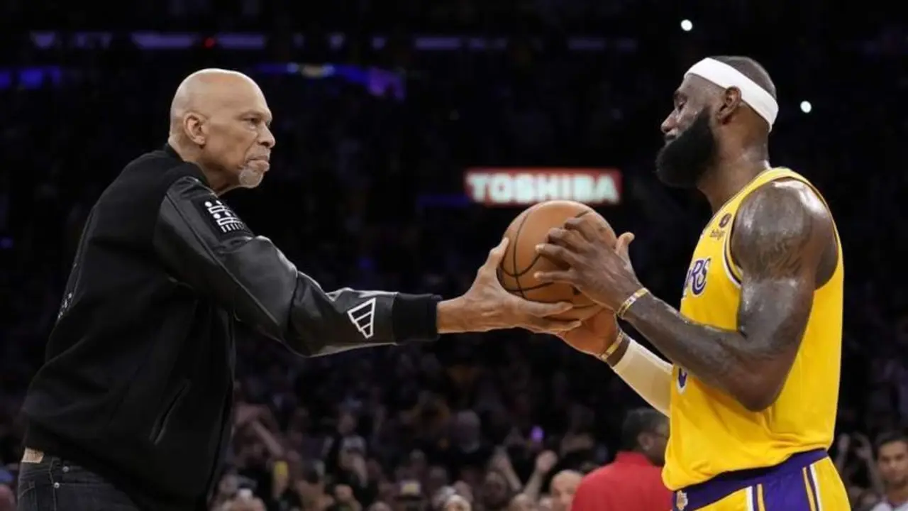  Momento en el que Kareem Abdul Jabbar hace el pase de antorcha a LeBron James, tras conseguir superar su r&eacute;cord de anotaci&oacute;n 