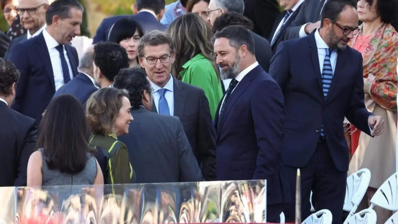  El presidente del PP, Alberto N&uacute;&ntilde;ez Feij&oacute;o. y el l&iacute;der de Vox, Santiago Abascal, durante el acto solemne de homenaje a la bandera nacional y desfile militar en el D&iacute;a de la Hispanidad, a 12 de octubre de 2022 