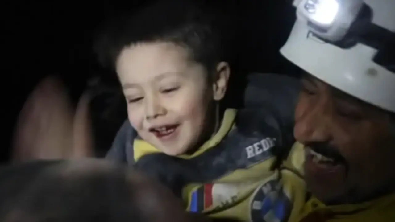  Un ni&ntilde;o regala una sonrisa al ser rescatado tras pasar 50 horas bajo los escombros 
