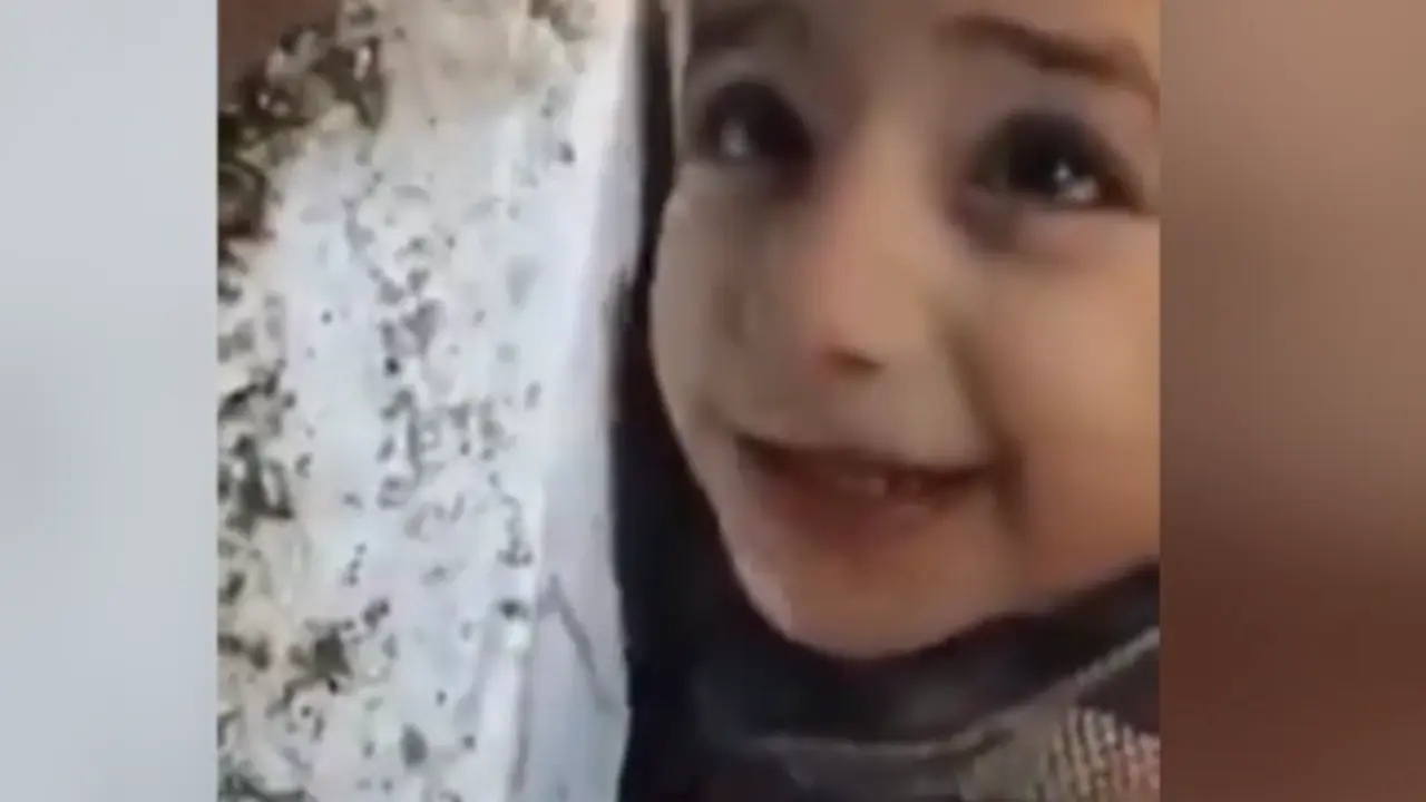  El peque&ntilde;o Muhammad Ahmed bebiendo agua de un tap&oacute;n de botella en su rescate 