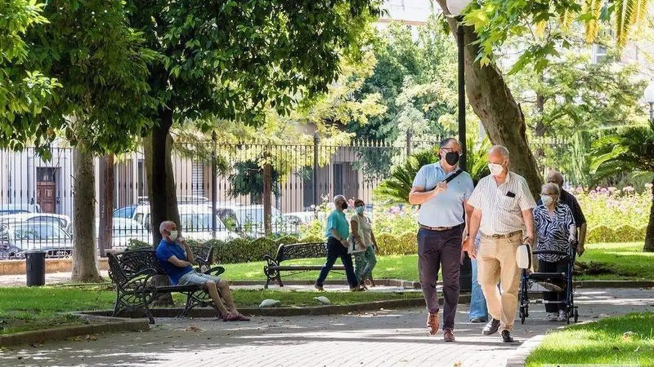  Gente paseando por los Jardines de la Merced / Pilar Gázquez. 