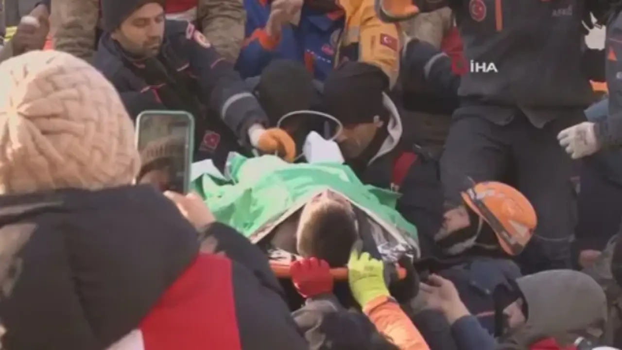  Ni&ntilde;o de 10 a&ntilde;os rescatado de los escombros en Turqu&iacute;a 