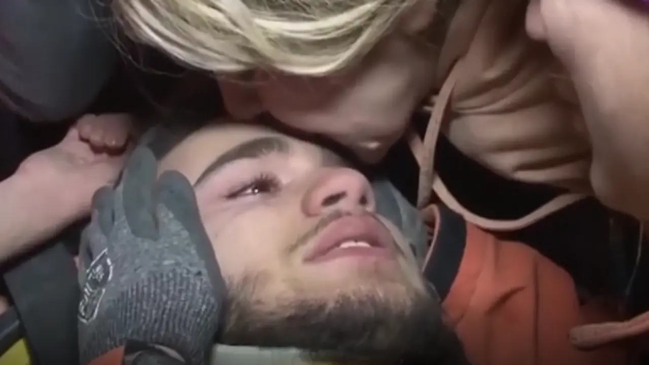  El joven rescatado junto a su madre, tras ser rescatado. FOTO DEL PERIODICO NIUS 