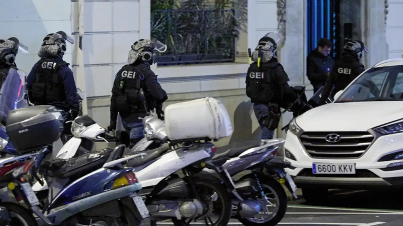  El GEI ante el edificio - Lorena Sop&ecirc;na - Europa Press 