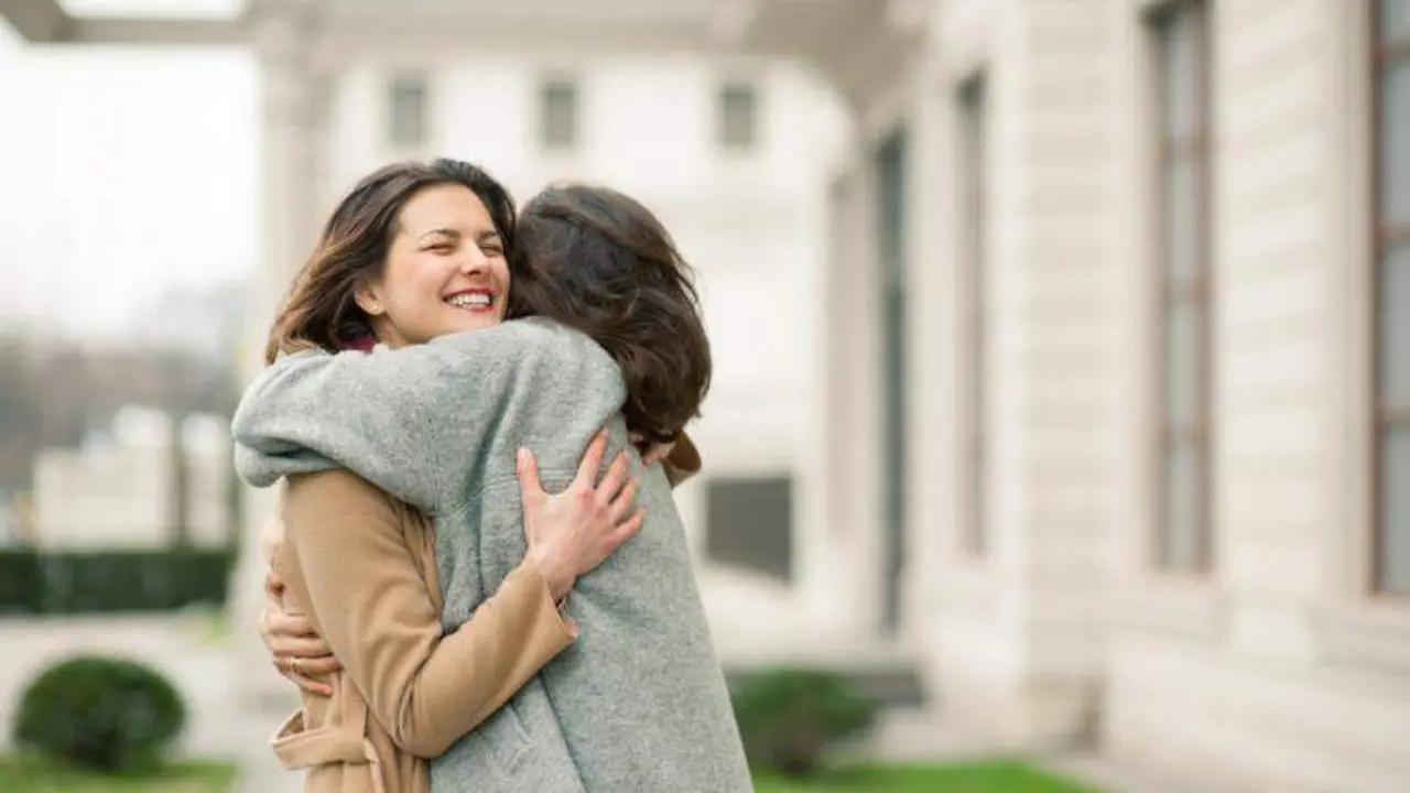  Abrazo de dos chicas. ARCHIVO 
