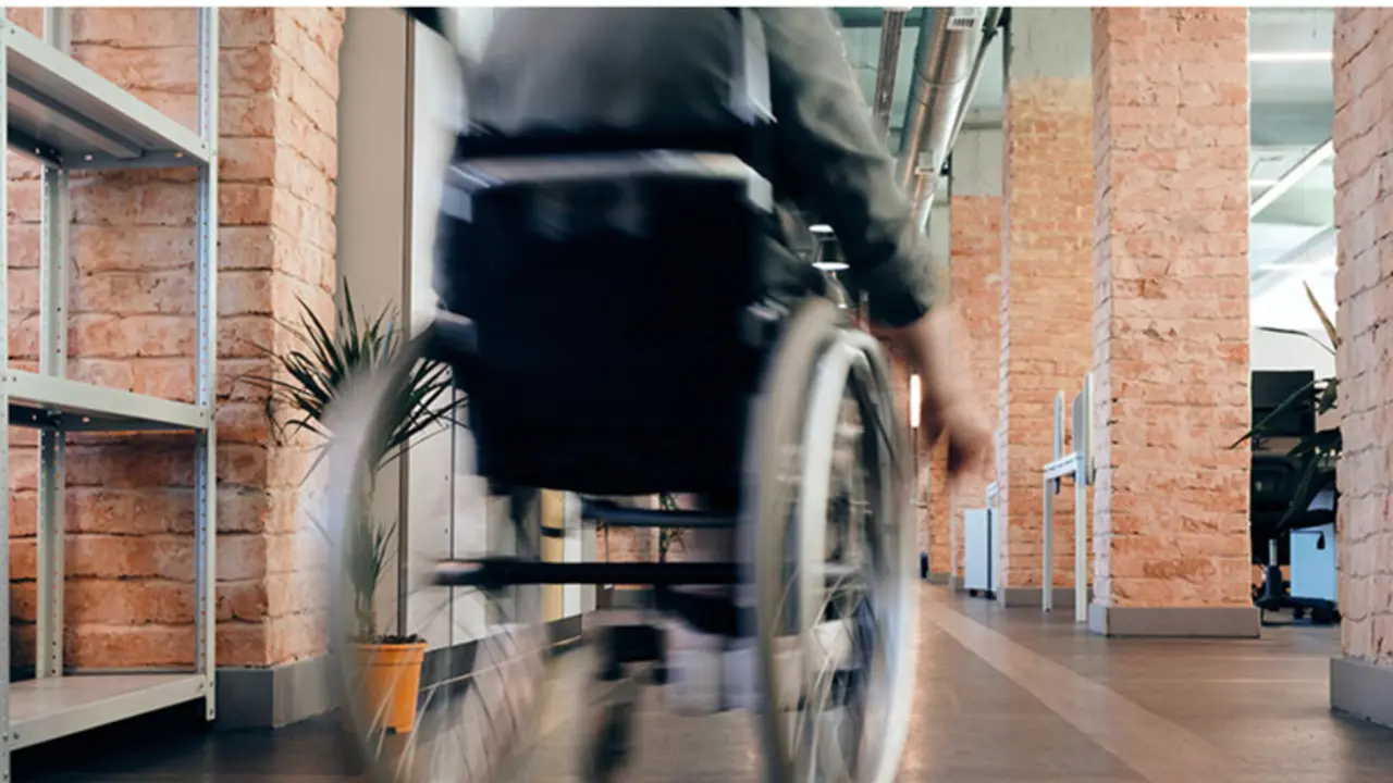  Una persona con discapacidad accede a un edificio 